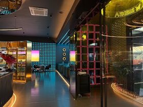Mega restaurant
